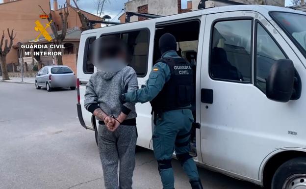 Desarticulada una banda que vendía droga en pisos con horario de cierre