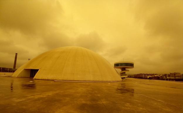 La lluvia disuelve la calima tras un amanecer aún más naranja