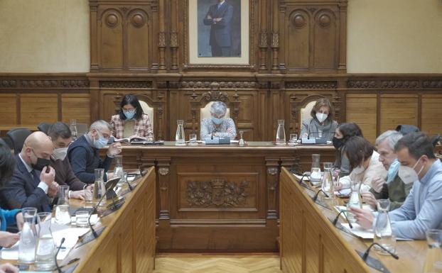 El Pleno de Gijón rechaza romper el hermanamiento con Novorossiysk