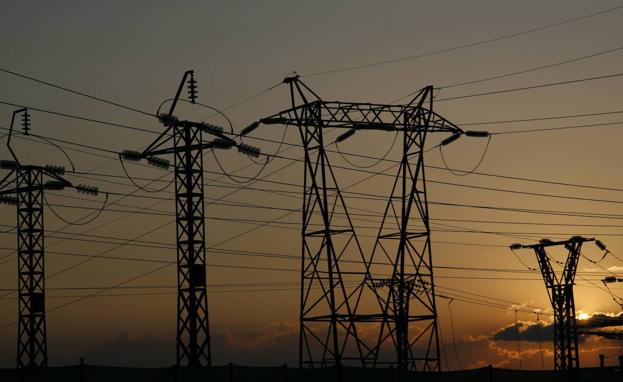 El Gobierno promete bajar el precio de la luz, el gas y la gasolina el 29 de marzo, con o sin consenso en Europa