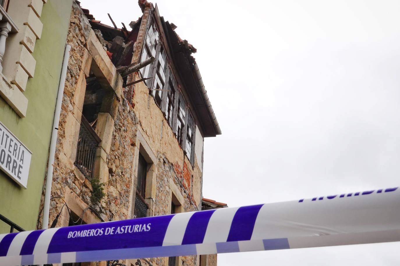 Los destrozos tras el derrumbe de un edificio en el centro de Colunga