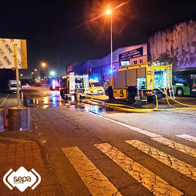 Un incendio calcina un autobús y daña otros trece en la nave de Autos Villa en Las Arobias