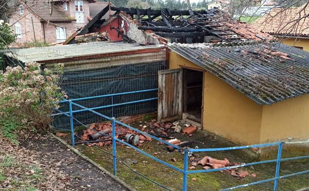 Un incendio calcina parte de una vivienda en la localidad de Peñarrey
