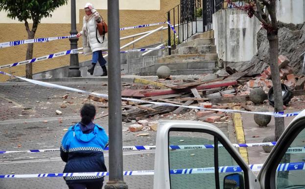 Cae parte de un edificio en mal estado del centro de Colunga