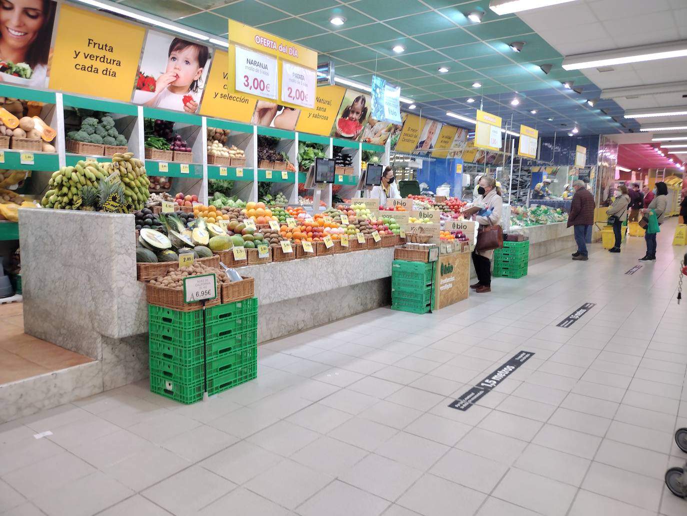 Estanterías semivacías en los supermercados asturianos