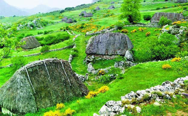 De excursión en familia en plena naturaleza, en los Oscos