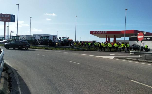 Ganaderos y transportistas se unen en Navia: «Queremos rebajar los costes, pero también dignidad y menos mentiras»