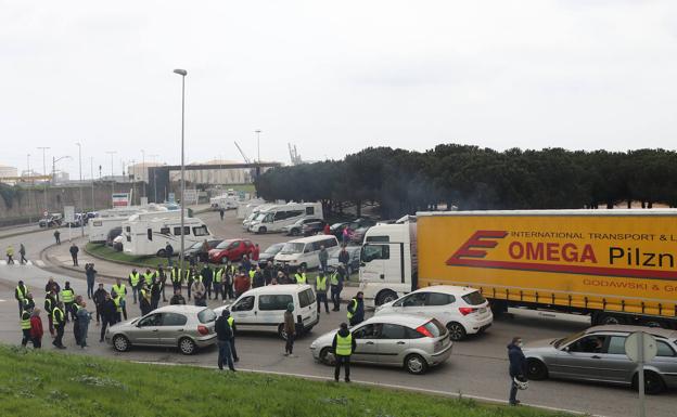 La falta de suministros alarma a los supermercados y provoca los primeros cierres