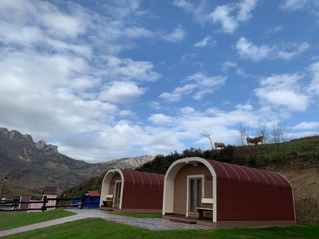 Dos iglús de madera en la subida al Angliru, la nueva oferta turística del concejo riosano