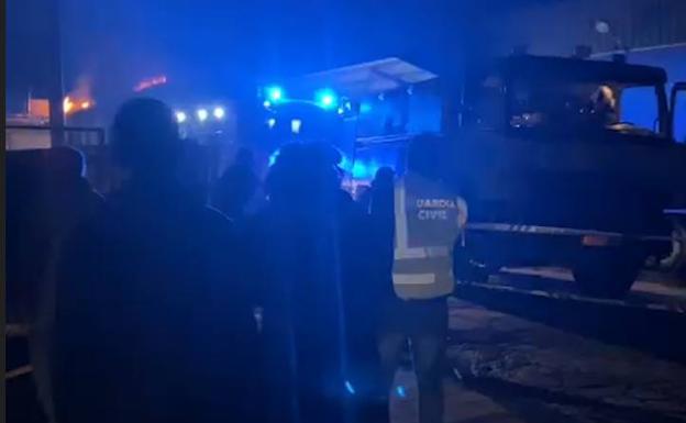 Incendio de gran magnitud en el polígono industrial de Sariego