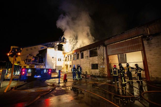 Pavoroso incendio en una nave industrial en el polígono de Santianes