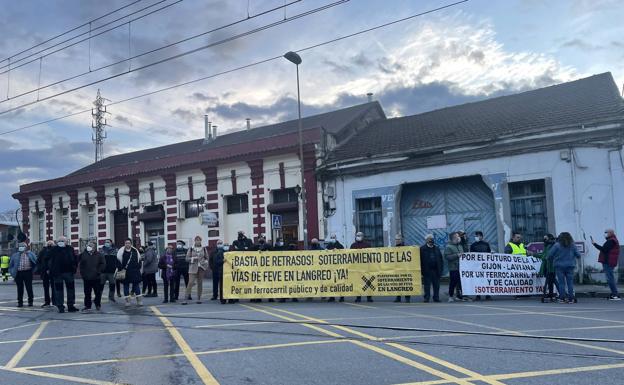 Centenares de vecinos se concentran en Langreo por el fin del soterramiento