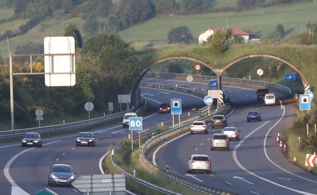 Las sanciones por usar el móvil al volante a partir de este lunes