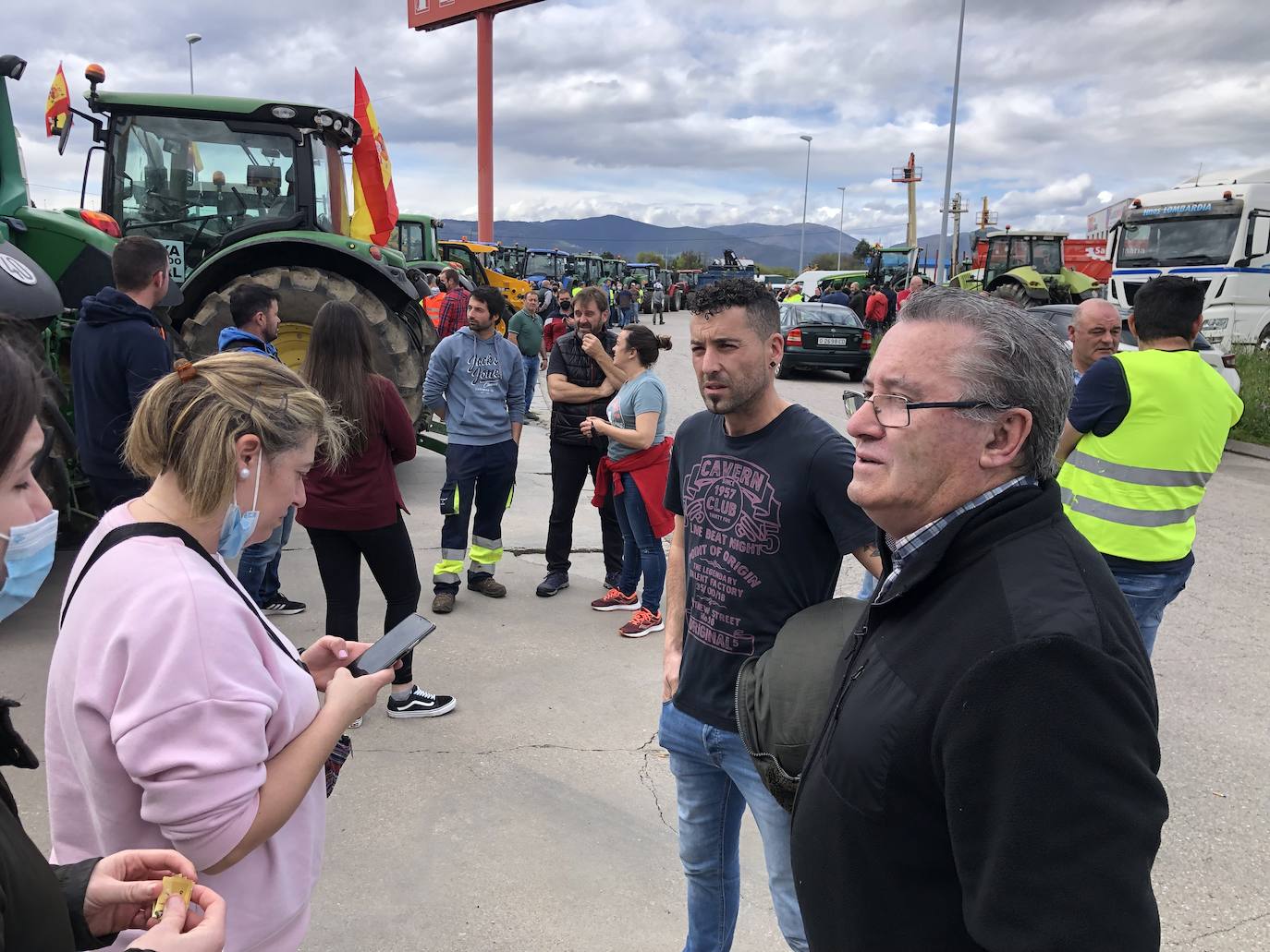 Tractores y camiones toman Navia para protestar contra la subida de precios