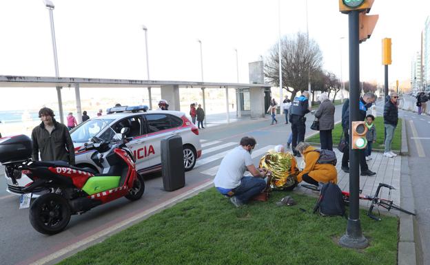 Heridos un hombre y una mujer de edad avanzada al ser atropellados por un ciclista en Gijón