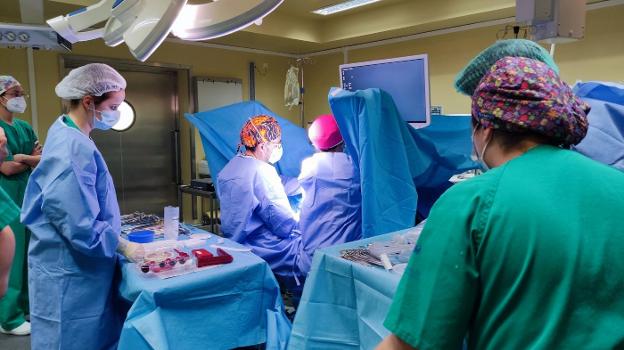 El Hospital Valle del Nalón estrena con éxito una nueva técnica de cirugía vaginal