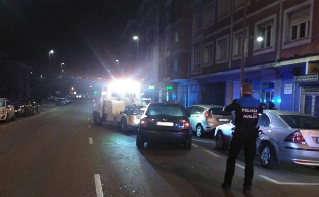 Choca contra dos coches aparcados en Avilés y cuadruplica la tasa de alcohol permitida