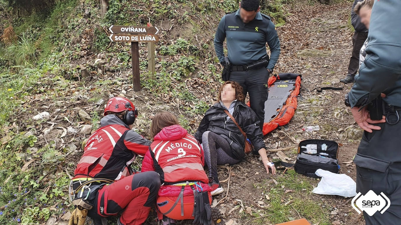 Trasladada al hospital una mujer herida mientras realizaba una ruta en Oviñana