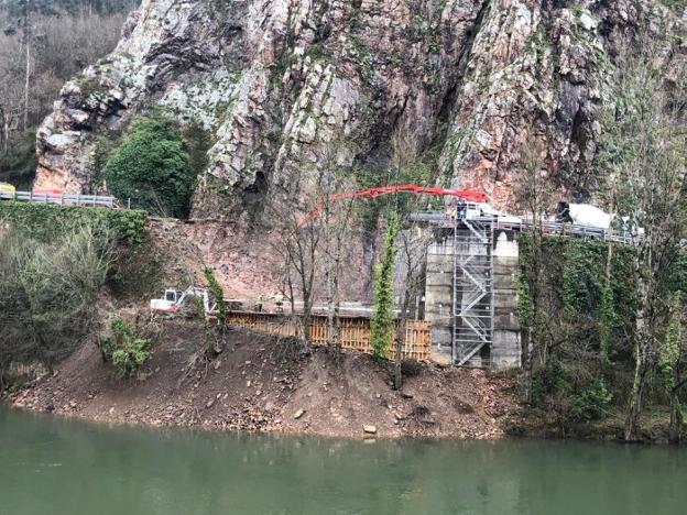 La huelga de transportes condiciona la apertura del enlace entre Cuero y Peñaflor