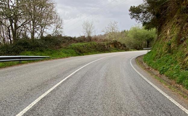 Fallece un motorista gallego de 62 años al salirse de la vía en Villanueva de Oscos