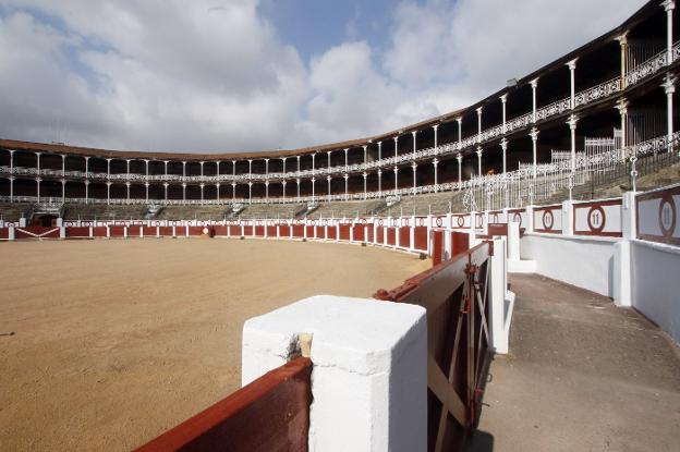 Foro y PP recelan del informe esgrimido para cerrar la plaza de toros por seguridad