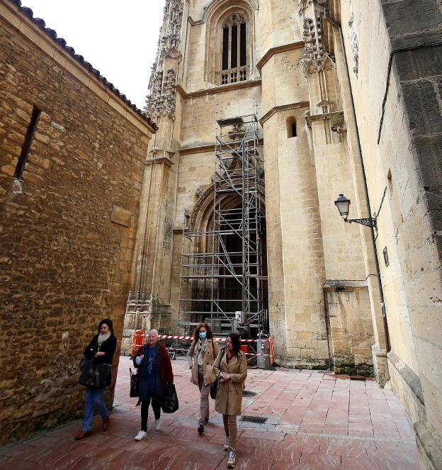 El Cabildo restaurará los grafitis de la torre de la Catedral e instalará nuevos paneles turísticos