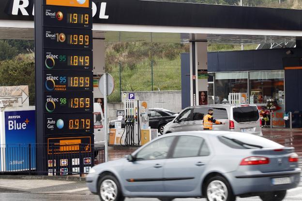 Las gasolineras desconocen cómo efectuar la rebaja de los caburantes