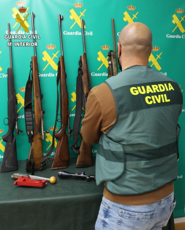 Detienen a un ovetense por el robo de 8.000 euros y cinco rifles en Cangas de Onís