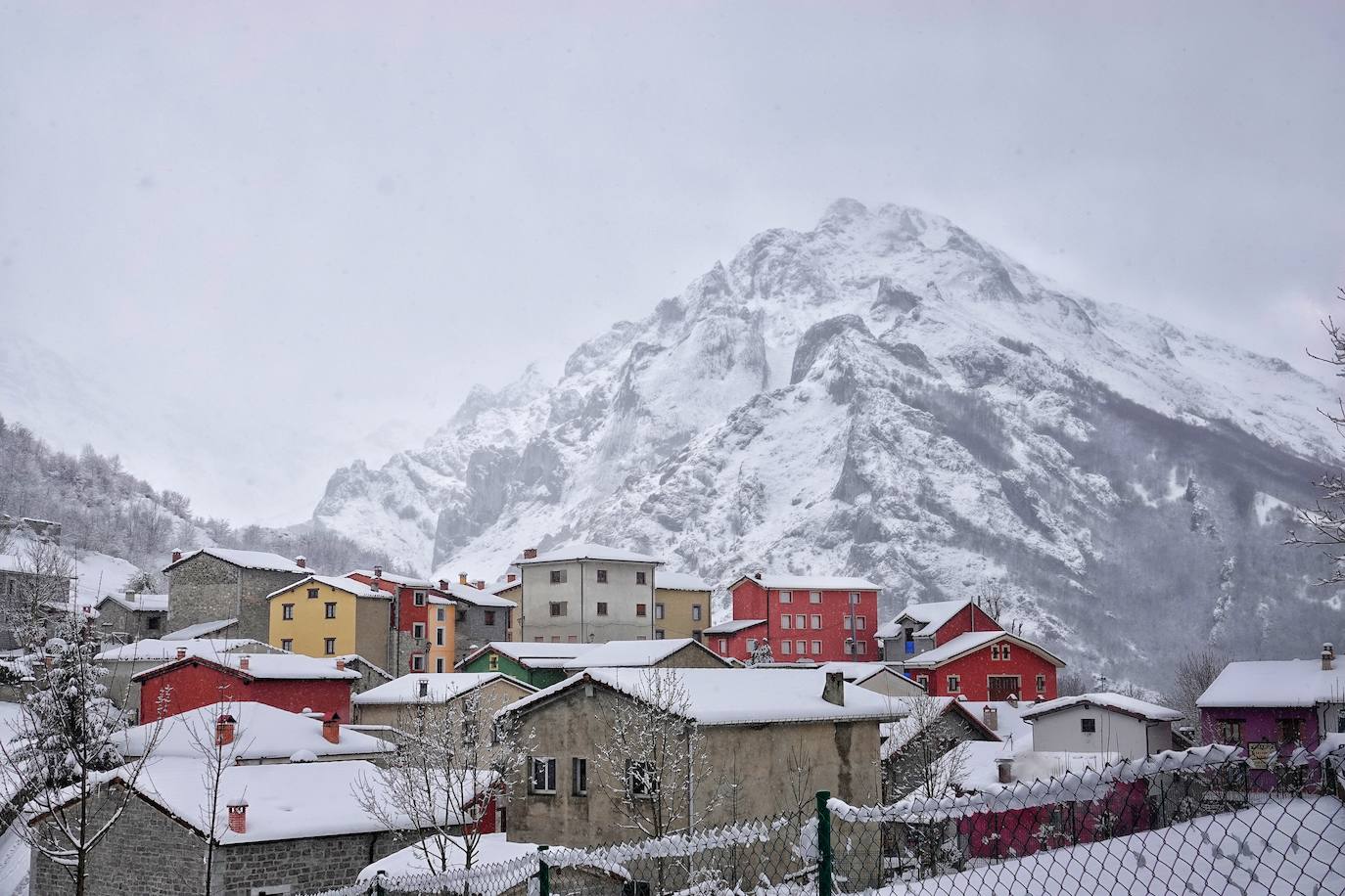 Abril comienza con tiempo invernal en Asturias