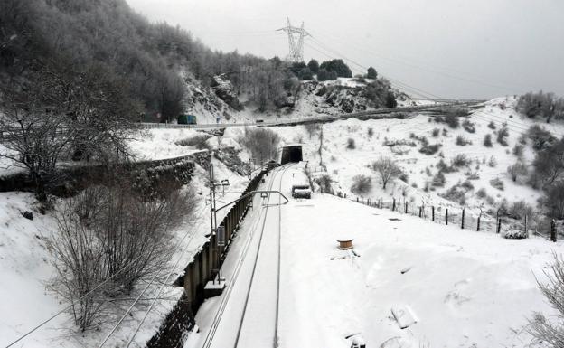 Nieve y temperaturas de cinco grados bajo cero para estrenar abril en Asturias