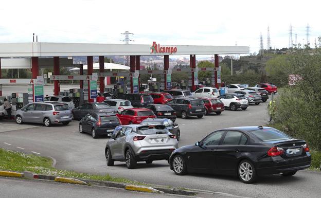 Los conductores asturianos acuden «masivamente» a las gasolineras en el primer día de la rebaja de 20 céntimos