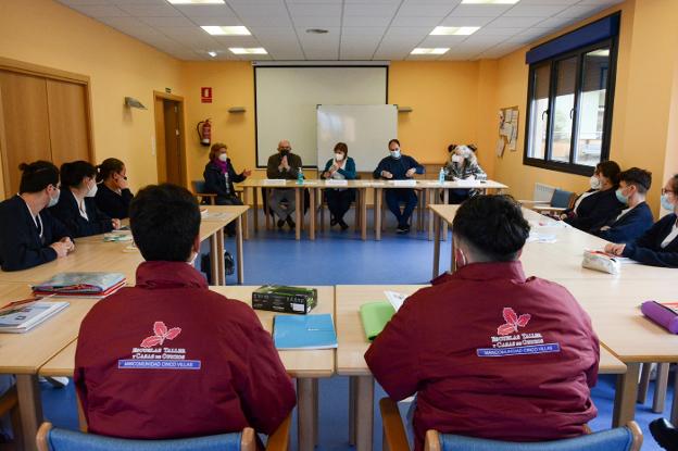 Diez jóvenes firman su primer contrato laboral en la Escuela Taller del Bajo Nalón