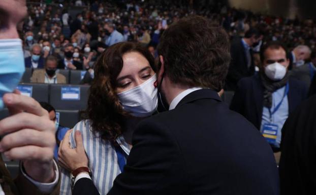 El fugaz saludo entre Casado y Ayuso, una de las imágenes que deja el Congreso del PP