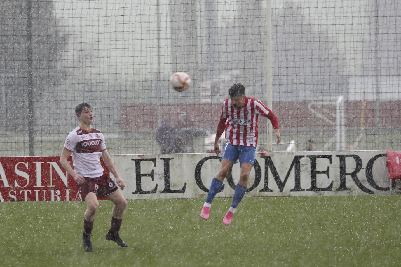 Las mejores imágenes del Sporting B - Gijón Industrial