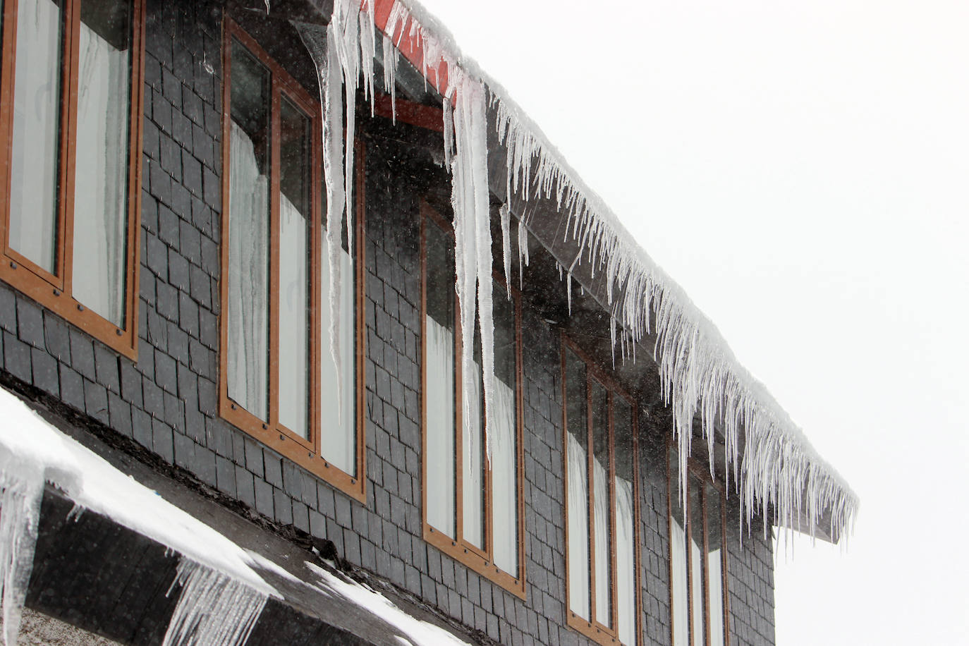 'Ciril' se aleja de Asturias con granizo y nieve, pero se mantiene el frío intenso