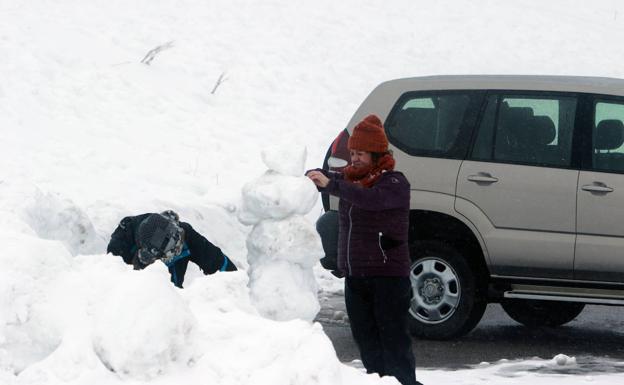 La borrasca 'Ciril' sigue dejando frío, lluvias y nieve Granizo caído este domingo en Mareo, en Gijón.