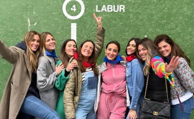 La loca despedida de soltera de Lucía Pombo: de vestirse como una 'choni' a cortar troncos
