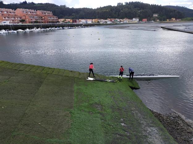 Los remeros denuncian el mal estado de la rampa de varada del puerto de La Arena