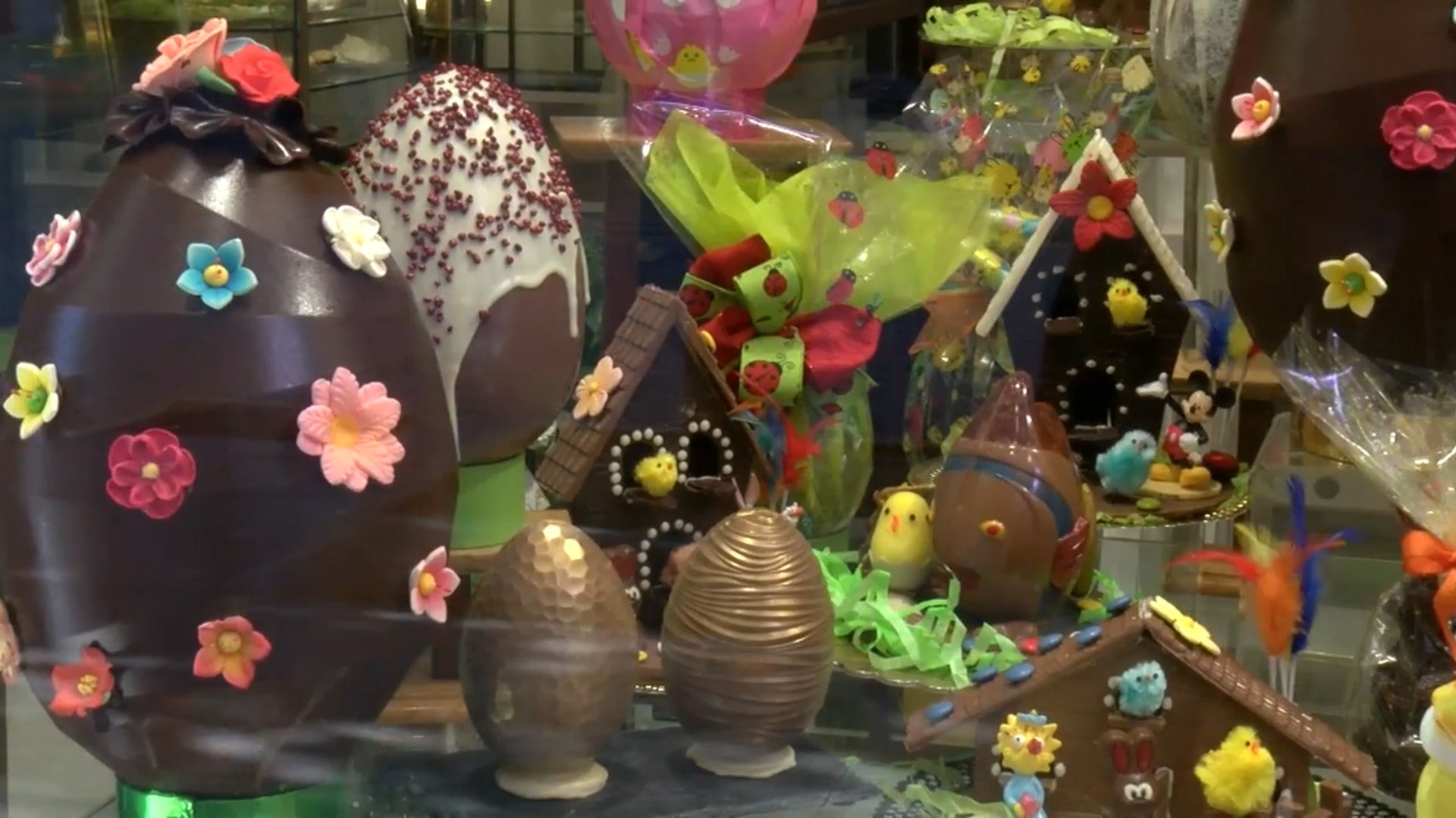 La Pascua llena de chocolate las calles de Gijón