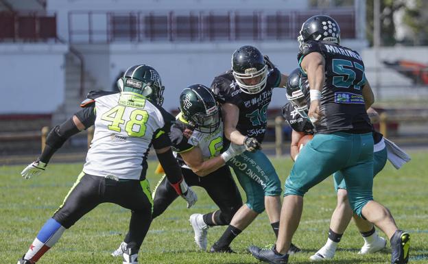 Los Mariners abrazan la permanencia con un festival ante Fuengirola