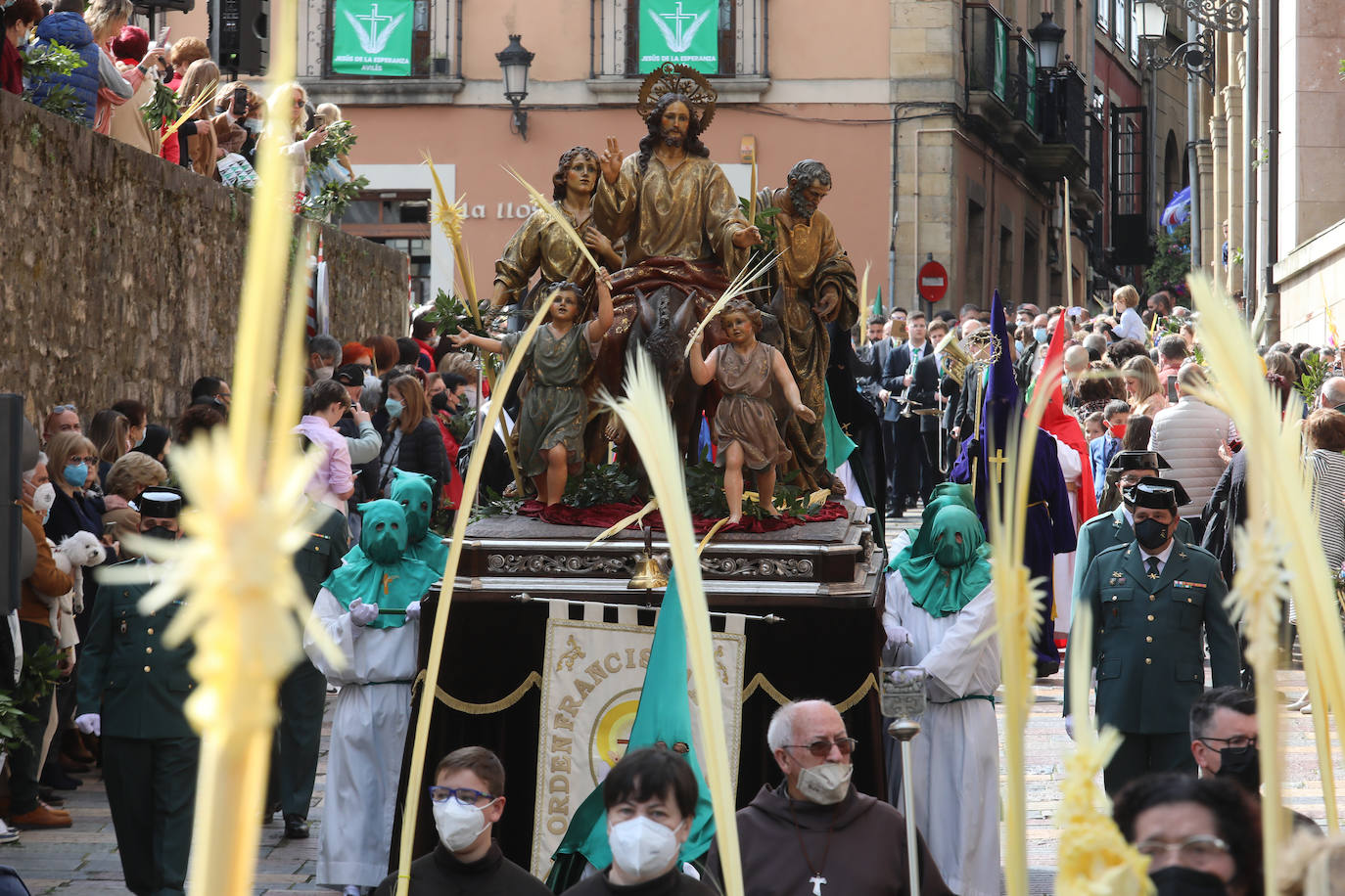 Miles de personas arropan a La Borriquilla en Avilés