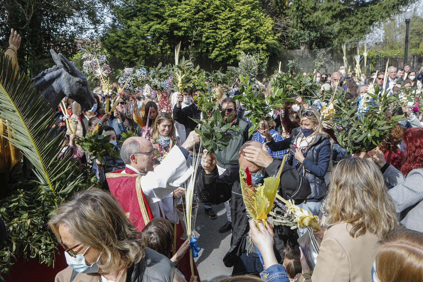 Multitudinarias bendiciones de ramos en Gijón