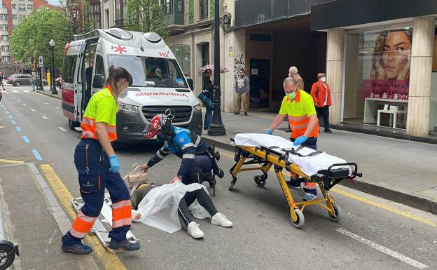 Herida la conductora de un patinete en un accidente en Gijón