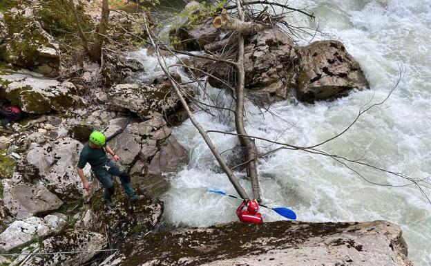 Localizan el cuerpo sin vida del piragüista desaparecido en el desfiladero de La Hermida