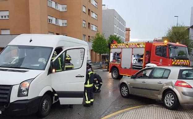 Herido el conductor de una furgoneta tras chocar contra otro turismo en Gijón