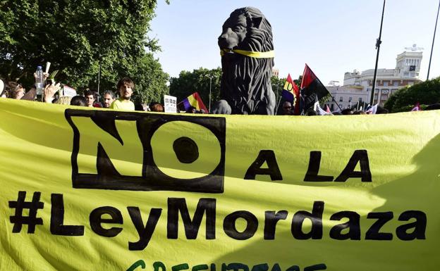 La reforma de la ley mordaza encalla por las diferencias entre Gobierno y sus socios