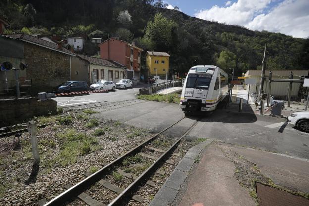 Adif inicia los trámites para suprimir dos pasos a nivel en Ablaña