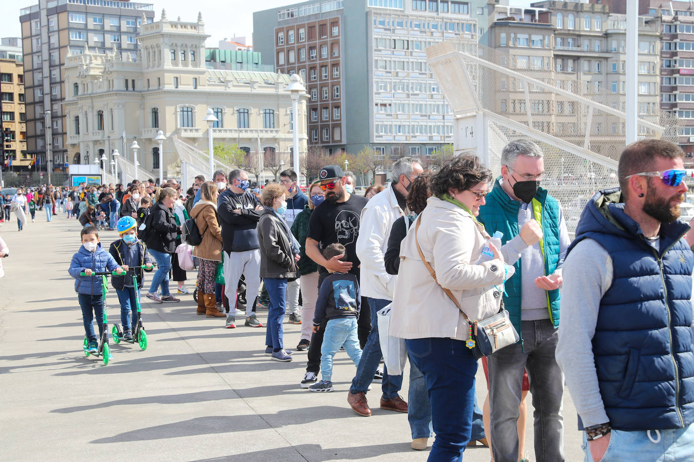 Colas de más de una hora para descubrir los secretos del velero 'Atyla'