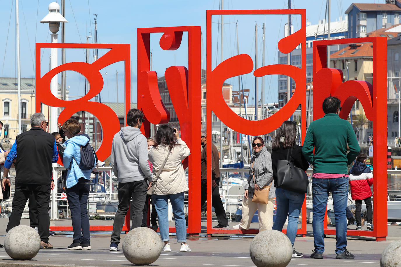 Gijón no desaprovecha el buen tiempo y sus turistas tampoco