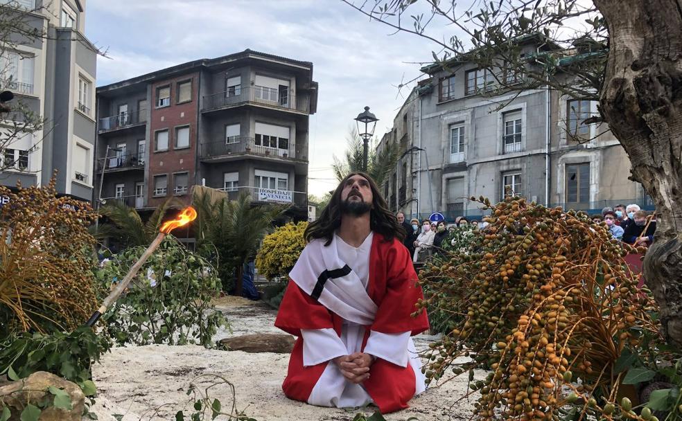 El Vía Crucis más «monumental» revive en las calles de Infiesto